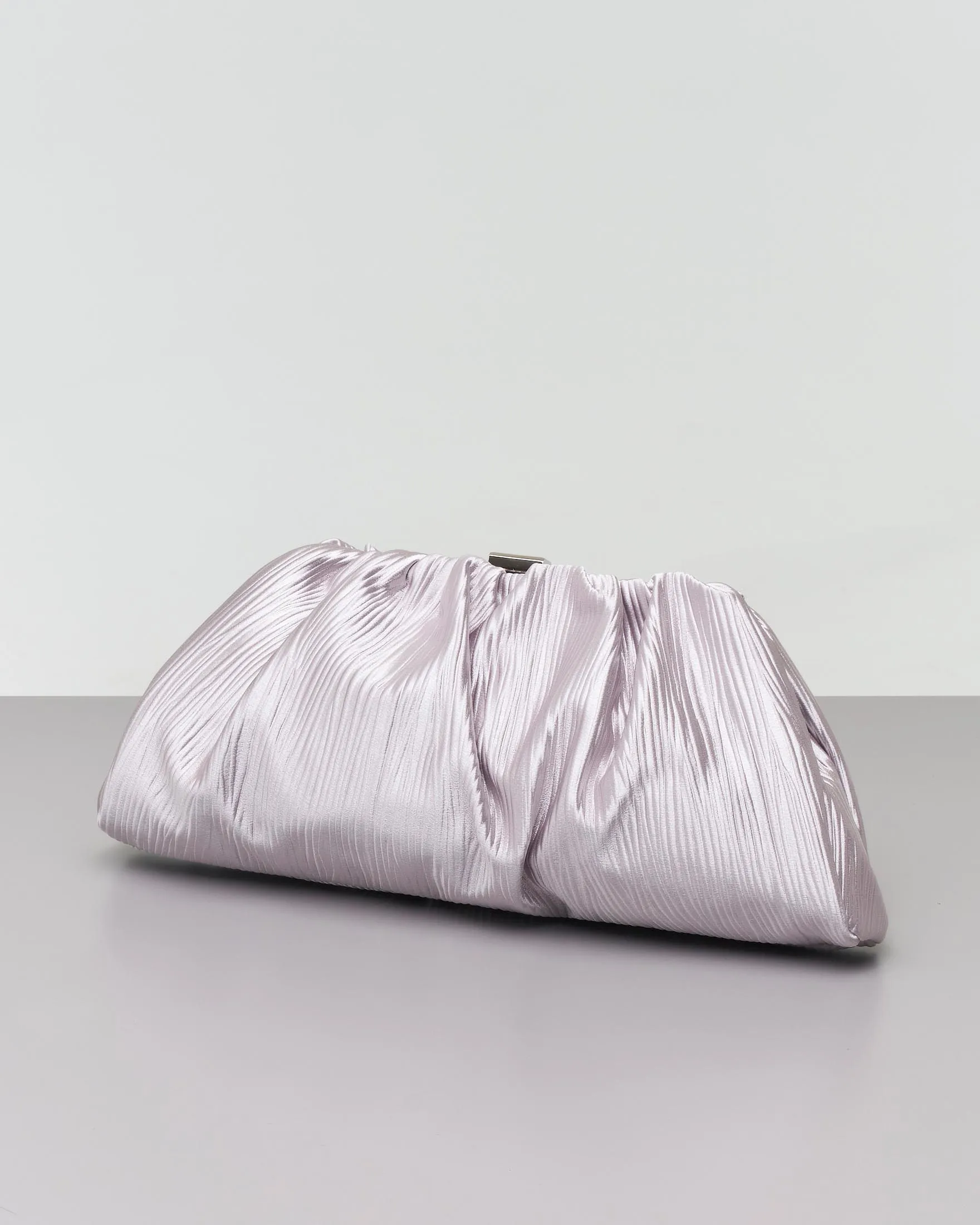 Borsa a mano color argento in raso goffratto con chiusura a scatto in metallo tono su tono