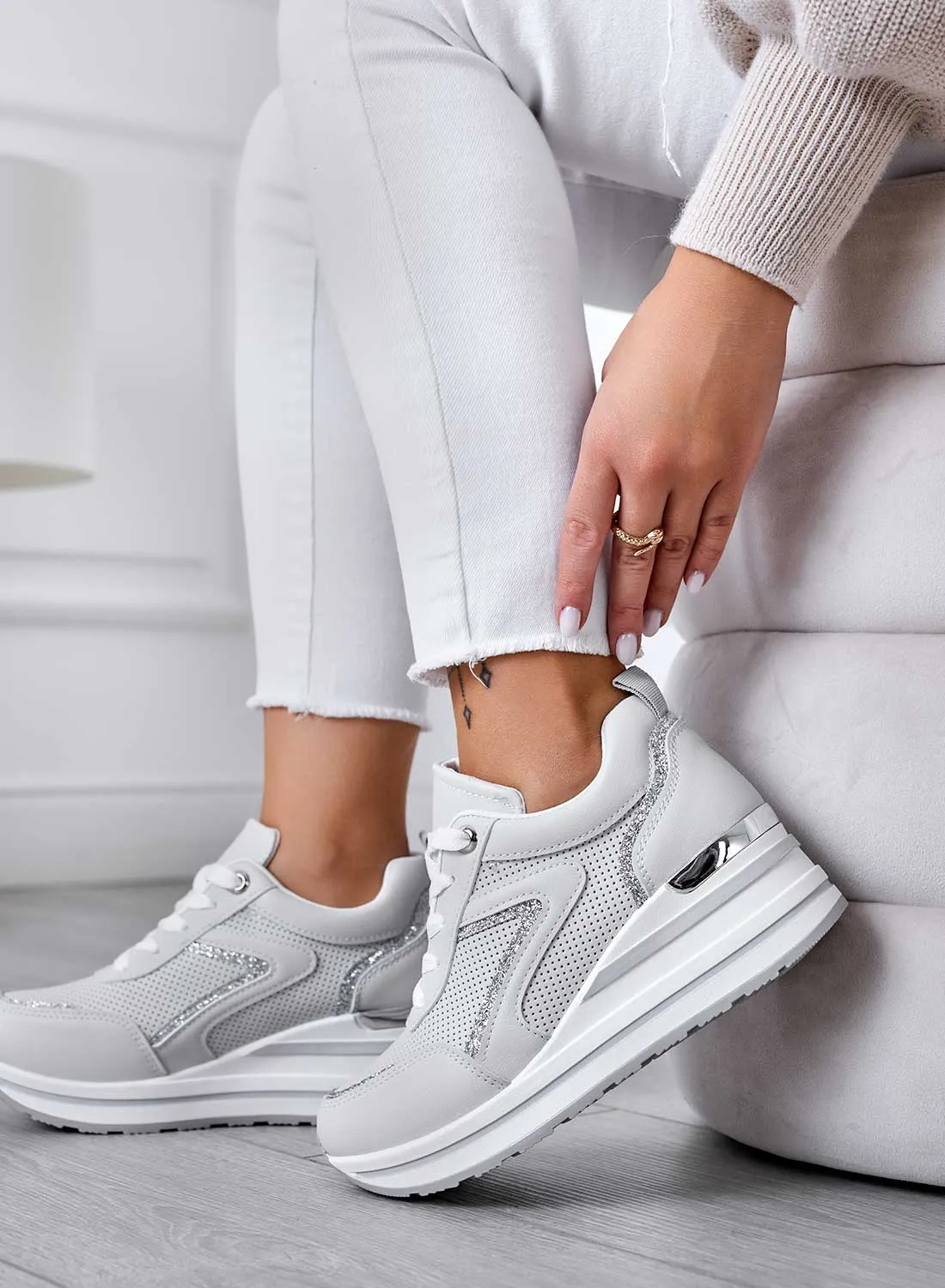BRISA - Sneakers grigie con inserti glitter e zeppa