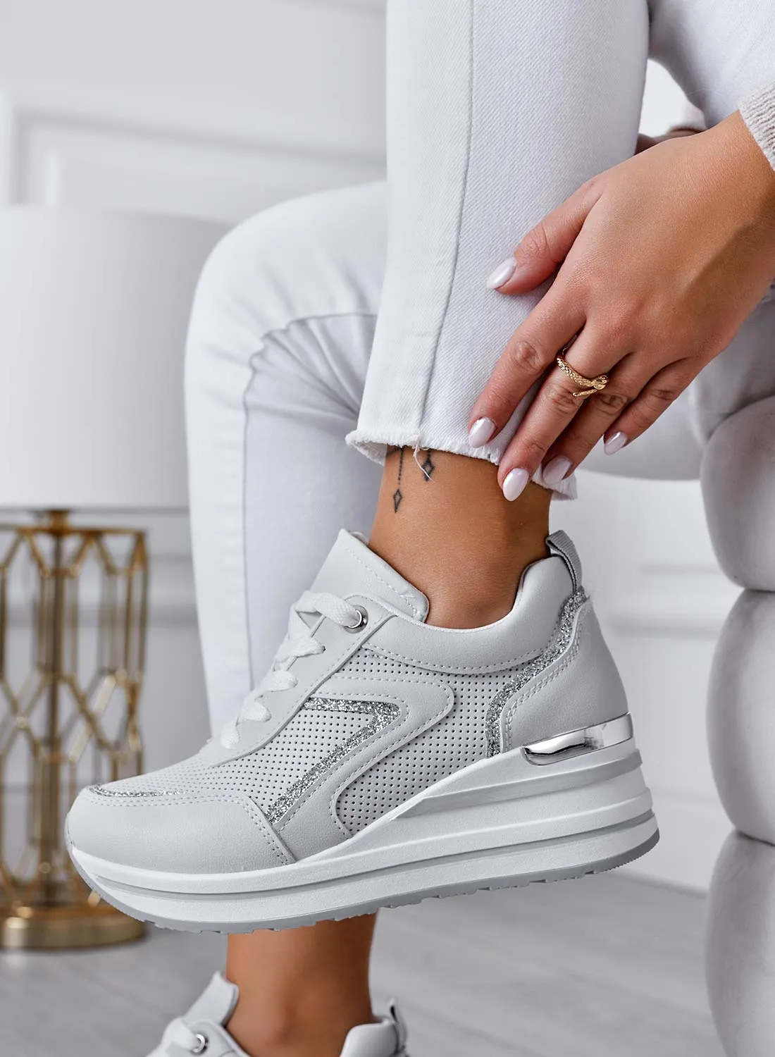 BRISA - Sneakers grigie con inserti glitter e zeppa