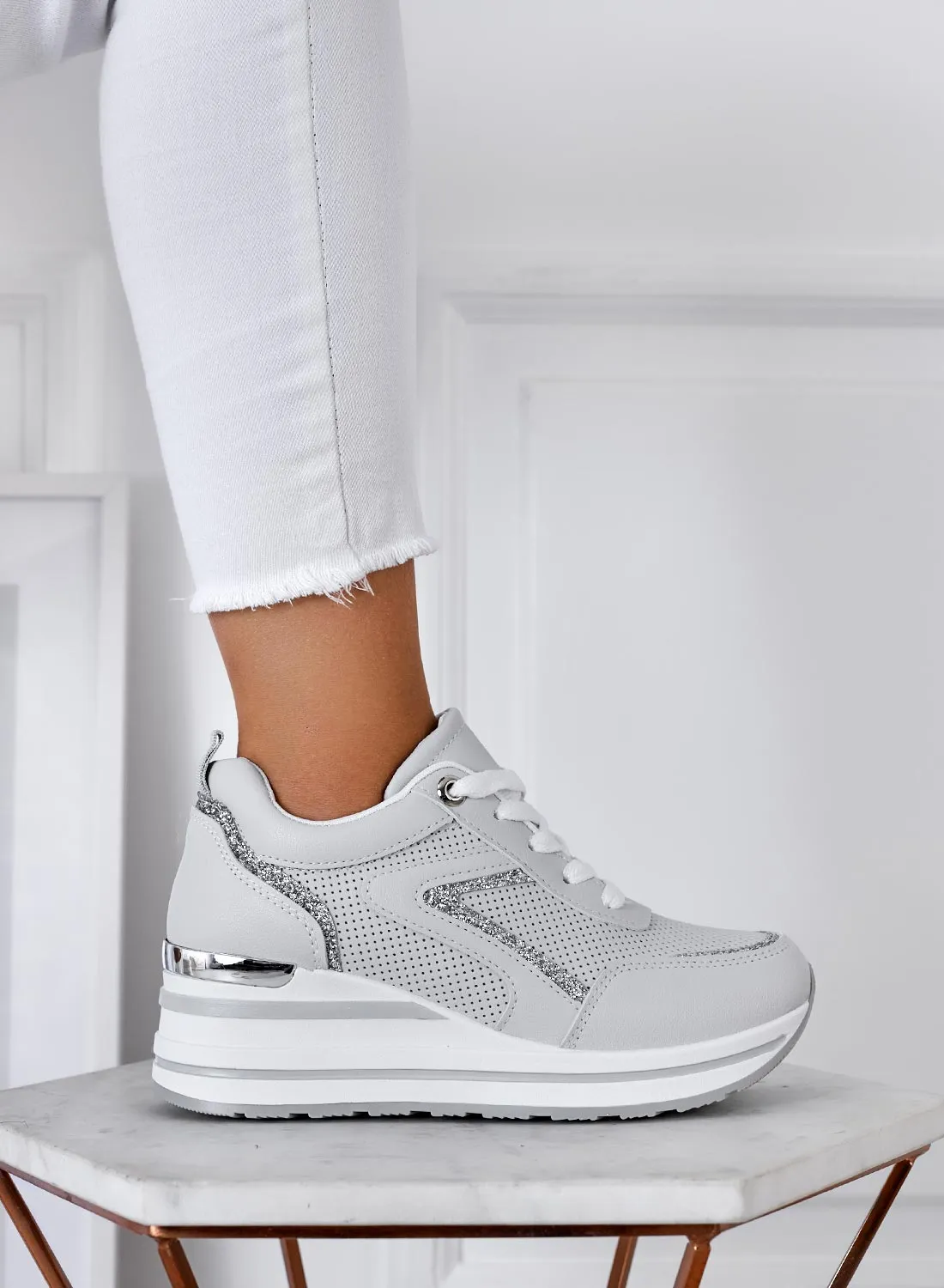 BRISA - Sneakers grigie con inserti glitter e zeppa