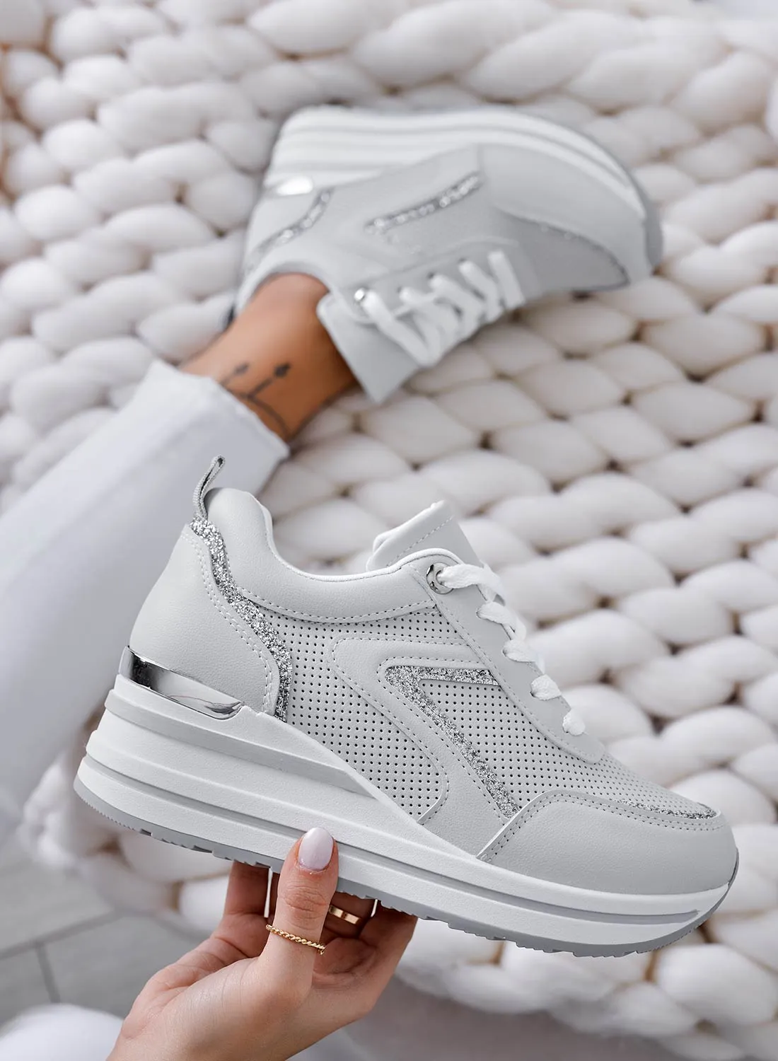 BRISA - Sneakers grigie con inserti glitter e zeppa