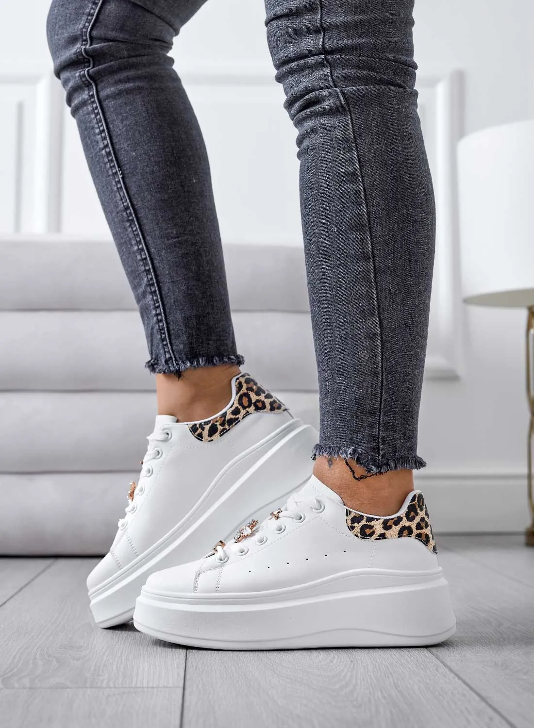 EVELIN - Sneakers bianche con applicazioni oro e retro maculato