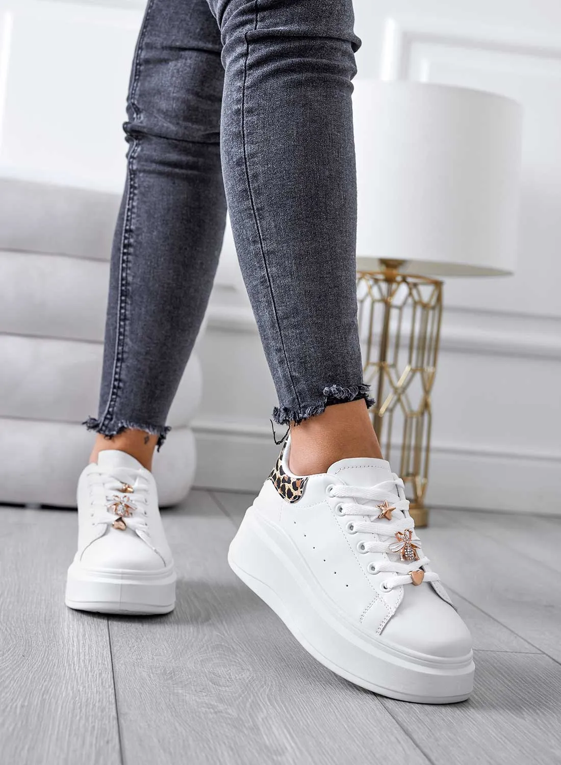 EVELIN - Sneakers bianche con applicazioni oro e retro maculato