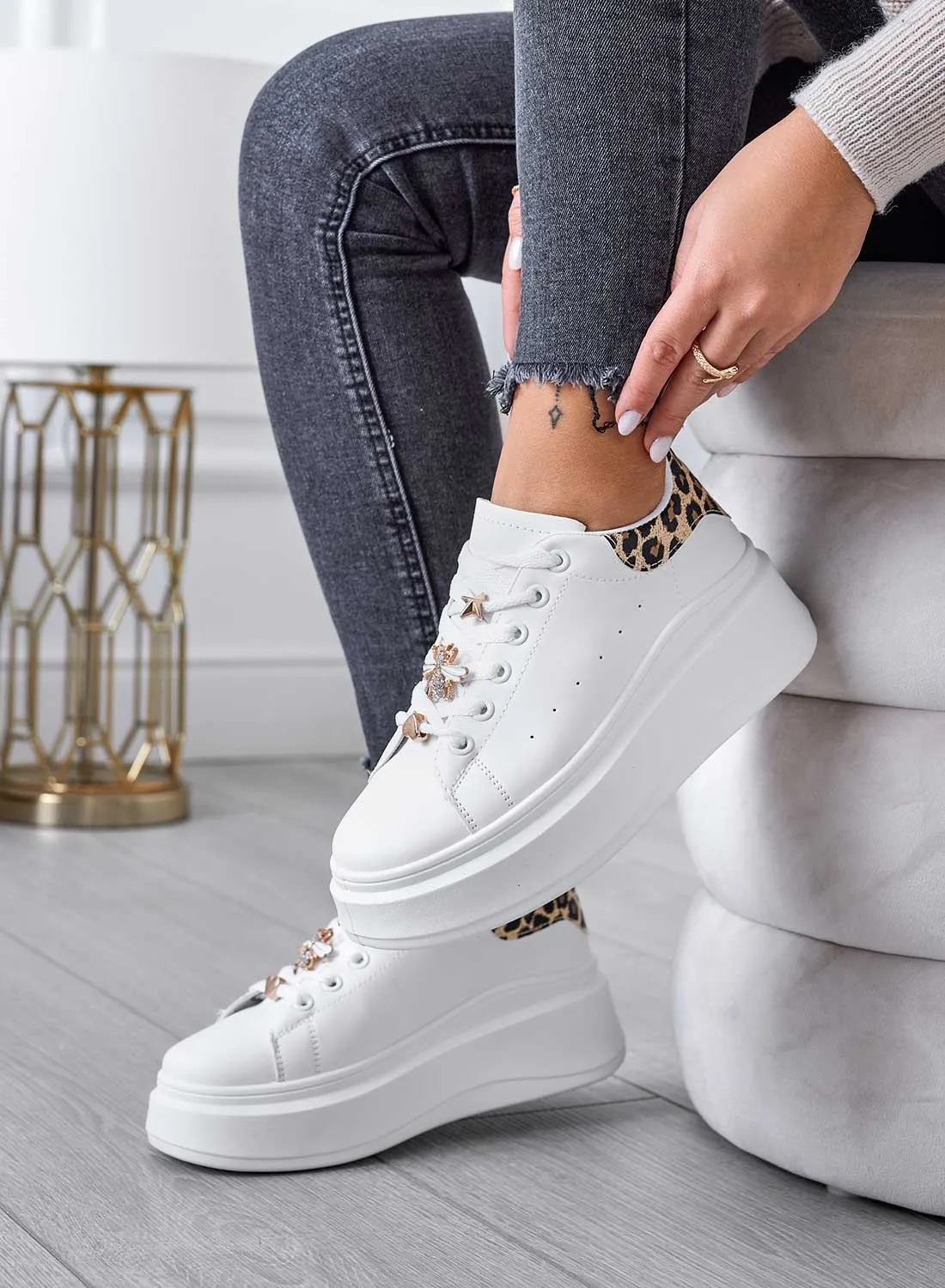 EVELIN - Sneakers bianche con applicazioni oro e retro maculato