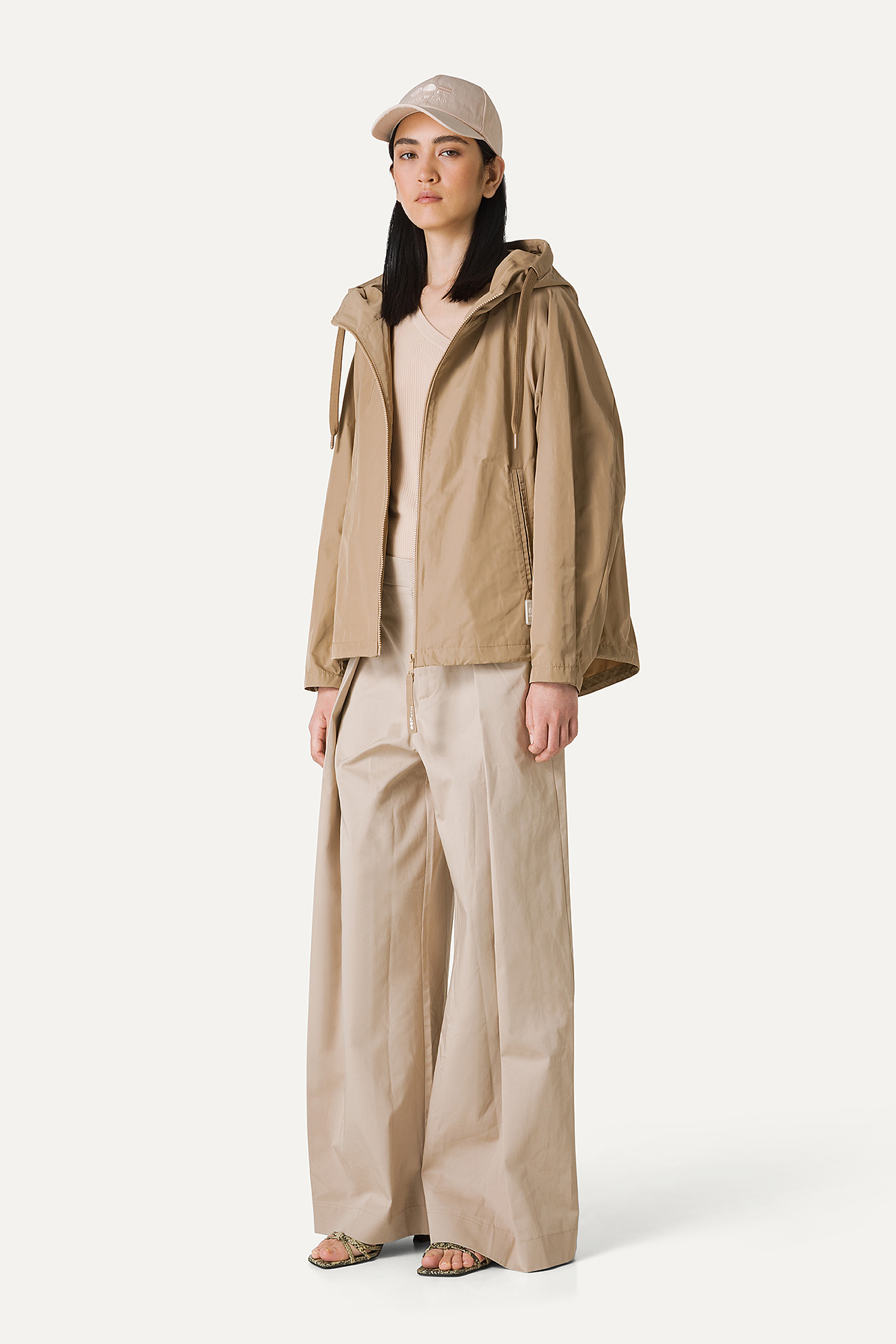 GIACCA CORTA IN NYLON MEMORY CON ARRICIO SULLA SCHIENA 9139 - BEIGE
